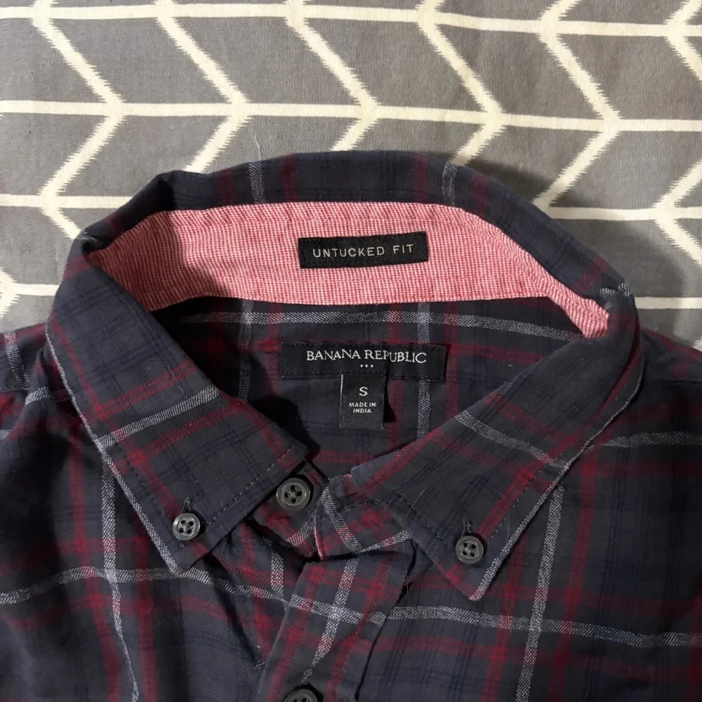 Banana Republic Men’s Button Down Untucked Fit Plaid Shirt Size Small Gray Red